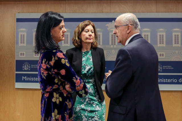 (I-D) La secretaria de Estado de Presupuestos y Gastos, María José Gualda; la secretaria de Estado de Hacienda, Inés Bardón; y el secretario de Estado de Función Pública, Francisco Hernández Espínola, en una imagen de archivo