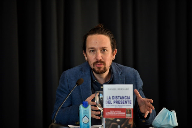 Imagen del secretario general de Podemos y vicepresidente del Gobierno, Pablo Iglesias, durante la presentación telemática del libro 'La distancia del Presente' del escritor Daniel Bernabé, en el Círculo de Bellas Artes.