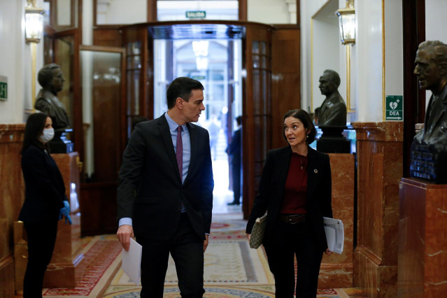 El presidente del Gobierno, Pedro Sánchez (i) conversa con la ministra de Industria, Turismo y Comercio, Reyes Maroto a su llegada a un pleno de control al Ejecutivo