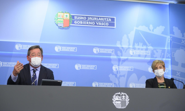 El portavoz del Gobierno Vasco, Bingen Zupiria, en una rueda de prensa celebrada tras la reunión del Consejo de Gobierno junto a la consejera Arantxa Tapia,