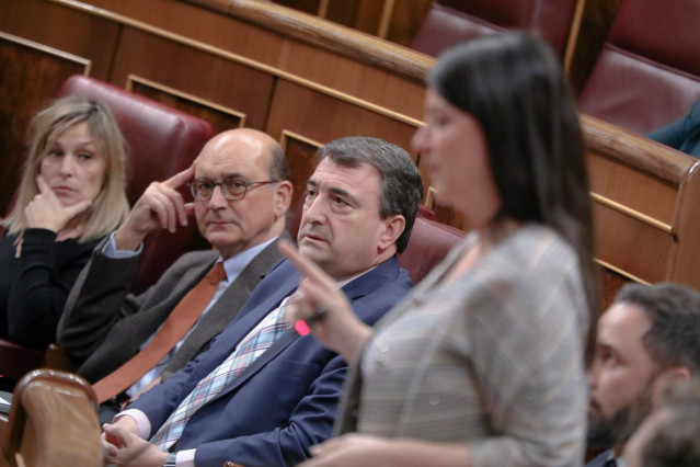 La secretaria general de Vox en el Congreso, Macarena Olona, responde al portavoz del PNV en el Congreso, Aitor Esteban, en el Pleno del Congreso