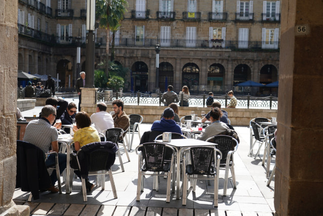 Terrazas medio vacías en Bilbao debido al avance del coronavirus
