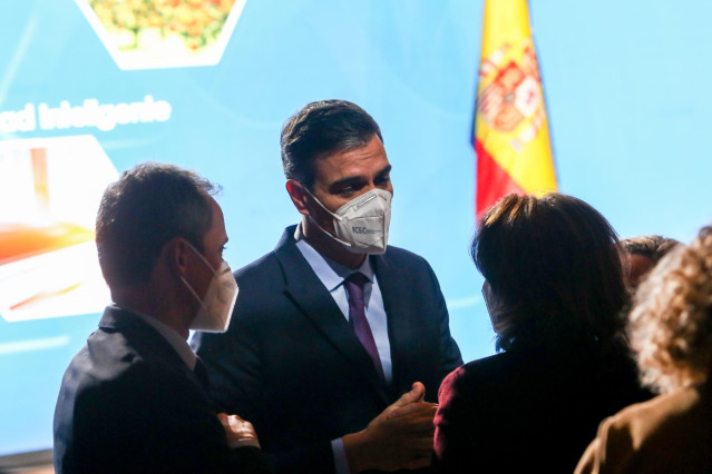 El ministro de Ciencia e Innovación, Pedro Duque (i); presidente del Gobierno, Pedro Sánchez (centro), y la vicepresidenta cuarta y ministra para la Transición Ecológica y el Reto Demográfico, Teresa Ribera (d); tras la presentación del Programa Misiones