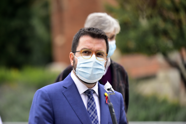 El secretario de Salud Pública de la Generalitat, Josep Maria Argimon (d) y el vicepresidente en funciones de presidente, Pere Aragonès, frente al Recinto Modernista del Hospital de Sant Pau de Barcelona, Catalunya (España), a 1 de diciembre de 2020. El d
