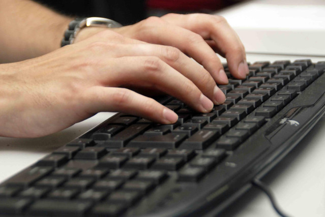 Usuario utilizando un teclado de ordenador