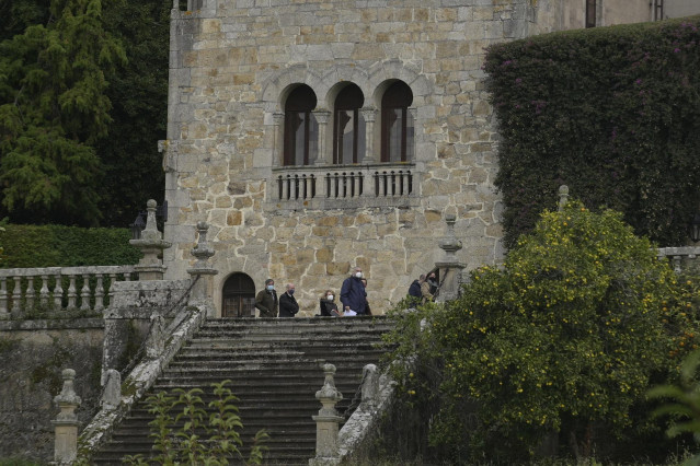 Técnicos de la Consellería de Cultura de la Xunta de Galicia realizan el inventario del Pazo de Meirás,  bajo supervisión de la comitiva judicial, en Sada, A Coruña, Galicia, (España), a 11 de noviembre de 2020.  La jueza que condenó a la familia Franco a