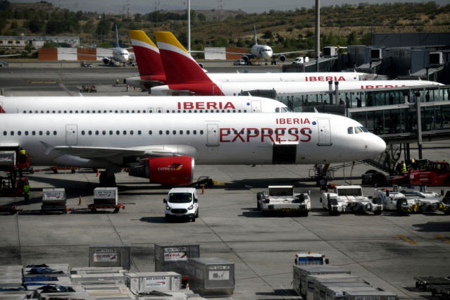Aviones de Iberia Express en la terminal T4 del Aeropuerto de Madrid-Barajas Adolfo Suárez.