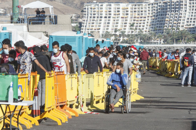 Varios inmigrantes hacen cola en el Muelle de Arguineguín, en Gran Canaria, el pasado mes de noviembre