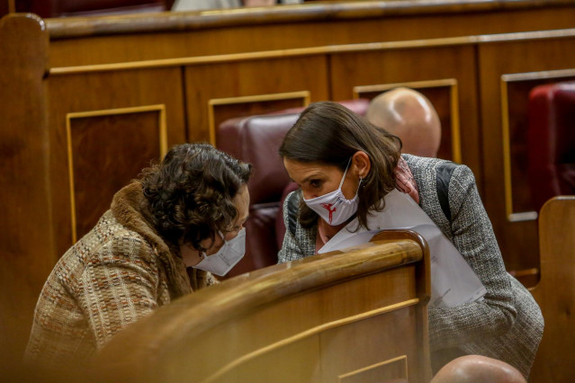 (I-D) La exministra de Trabajo y presidenta de la Comisión del Pacto de Toledo, Magdalena Valerio, y la ministra de Industria, Comercio y Turismo, Reyes Maroto, durante una sesión plenaria en el Congreso