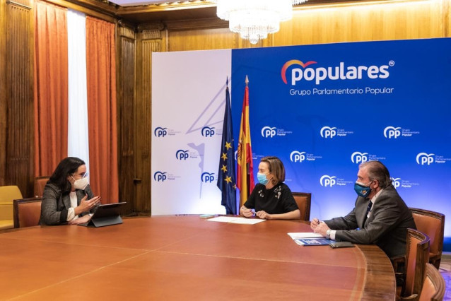 La portavoz del PP en el Congreso, Cuca Gamarra, se reúne con la abogada de la AVT, Carmen Ladrón de Guevara, y el consejero Miguel Folguera