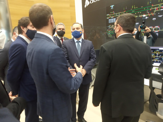 El ministro de Transportes, Movilidad y Agenda Urbana, José Luis Ábalos, durante su visita al Centro de Regulación y Control (CRC) de alta velocidad de León.