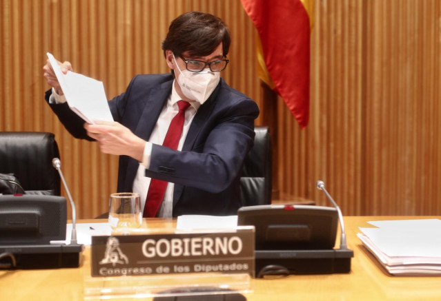 El ministro de Sanidad, Salvador Illa, se dirige a comparecer en la Comisión de Sanidad y Consumo del Congreso de los Diputados
