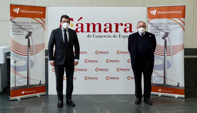El presidente Ejecutivo de ManpowerGroup, Raúl Grijalba, y el de la Cámara de Comercio de España, José Luis Bonet
