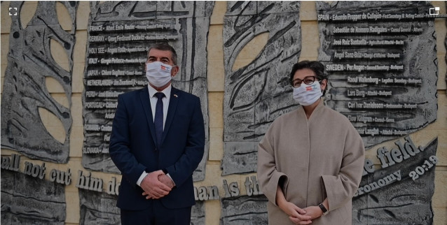 La ministra de Asuntos Exteriores, UE y Cooperación, Arancha González Laya, junto a su colega israelí, Gabi Ashkenazi, en el emorial que honra a diplomáticos reconocidos por salvar judíos durante el Holocausto, entre ellos cuatro españoles