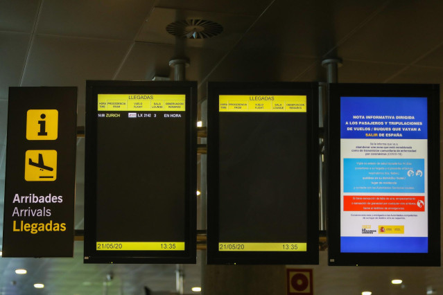 Paneles informativos del aeropuerto de Manises donde se pueden ver las indicaciones de un vuelo