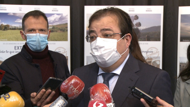 Fernández Vara atiende a los medios