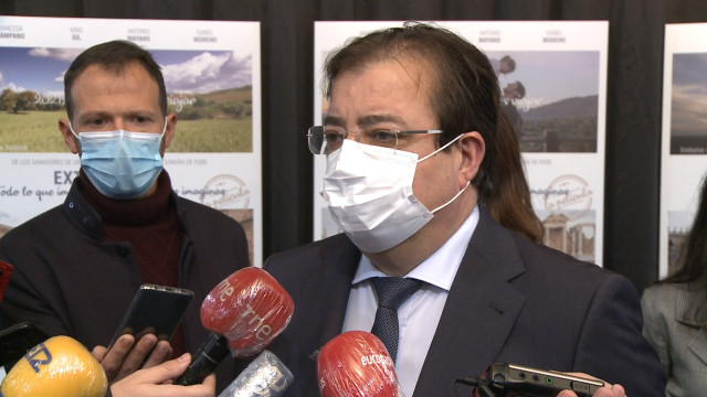 El presidente de la Junta, Guillermo Fernández Vara, atiende a los medios en Merida