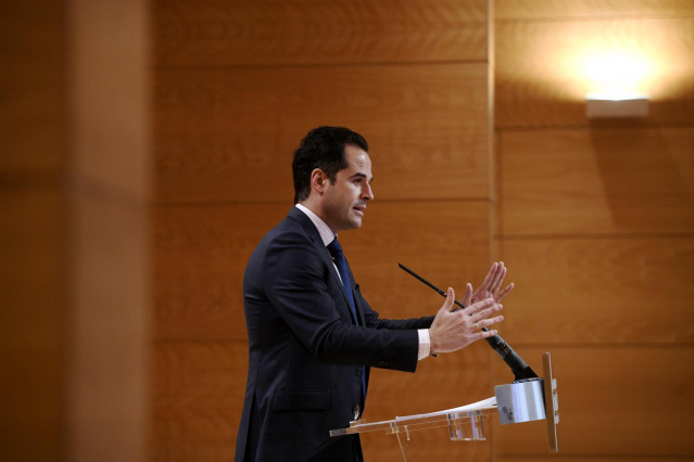 El vicepresidente, consejero de Deportes, Transparencia y portavoz de la Comunidad de Madrid, Ignacio Aguado, comparece en rueda de prensa posterior al Consejo de Gobierno de la comunidad, en la Real Casa de Correos, Madrid (España), a 9 de diciembre de 2