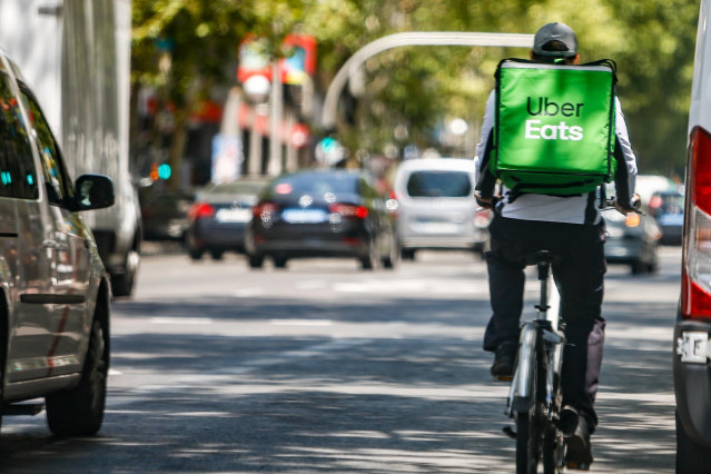 Un 'rider' de la compañía Uber Eats, circula con su bicicleta por una calle de Madrid.