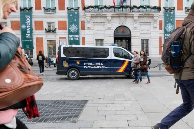 Imagen de recurso de una furgoneta de la Policía Nacional estacionada en la Puerta del Sol, en la ciudad de Madrid.