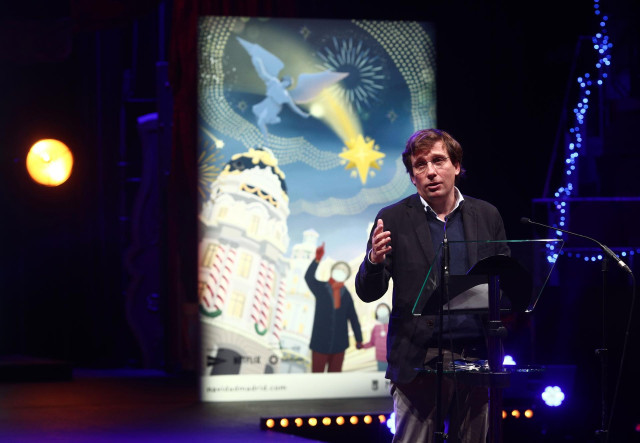 El alcalde de Madrid, Jose Luis Martínez-Almeida, durante la presentación de la programación cultural y de ocio diseñada por el Ayuntamiento para las próximas fiestas con el lema 'Vuelve la Navidad, siente la magia' en el  Teatro Circo Price