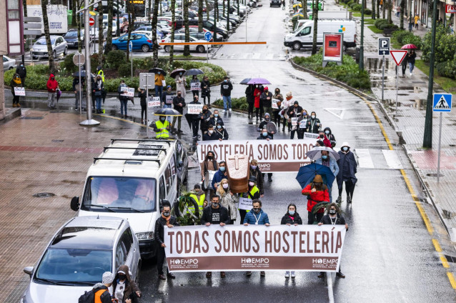 Dos niños se acercan a un grupo de hosteleros antes de que inicien una marcha en defensa del sector de la hostelería, en Pontevedra, Galicia (España), a 7 de diciembre de 2020.