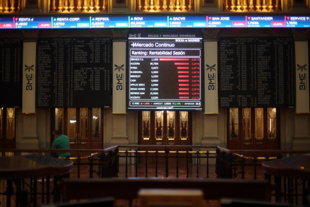 Valores de la bolsa de Madrid (España), a 6 de noviembre de 2020. El Ibex 35 mantenía un descenso del 0,61% en la media sesión de este viernes, atento a la carrera presidencial en Estados Unidos entre el presidente, Donald Trump, y el candidato demócrata
