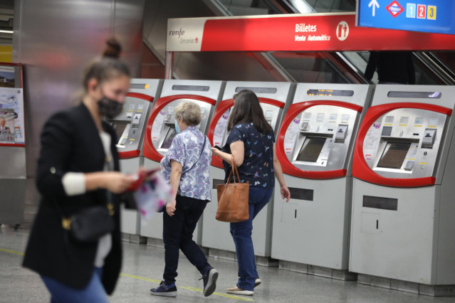 Varios viajeros caminan por las inmediaciones de la estación de Cercanías de Sol, en Madrid (España), 9 de octubre de 2020.