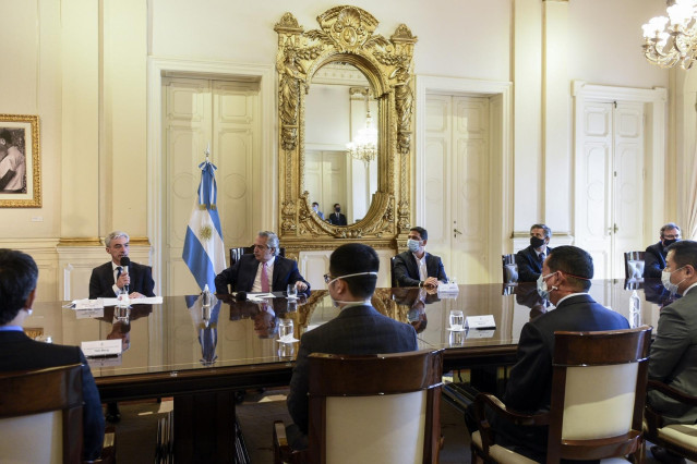 El presidente de Argentina, Alberto Fernández, junto con el ministro de Transporte, Mario Meoni; el presidente de Trenes Argentinos Operaciones, Martín Marinucci; y varios representantes de empresas chinas