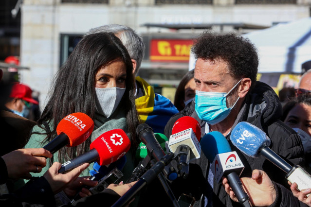 La vicealcaldesa de Madrid, Begoña Villacís, y el portavoz de Ciudadanos en el Congreso, Edmundo Bal, atienden a los medios de comunicación en el acto en la Puerta del Sol de la Asamblea Nacional de Venezuela 