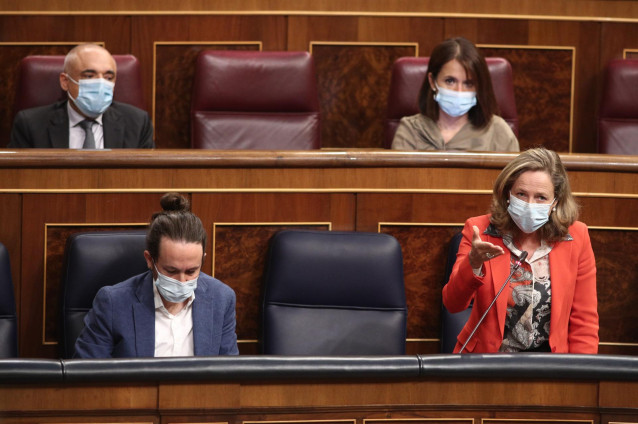 Podemos ha acusado a PSOE de retrasar el decreto antidesahucios al buscar compensar económicamente a bancos y 'fondos buitre'