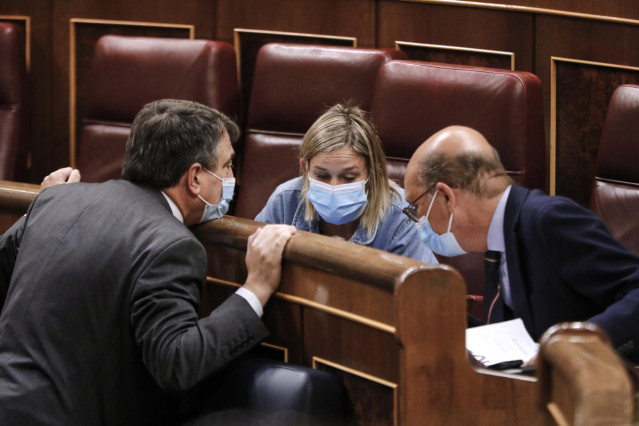 El portavoz del PNV en el Congreso de los Diputados, Aitor Esteban (i), habla con sus diputados Idoia Sagastizabal y Mikel Legarda en una sesión plenaria