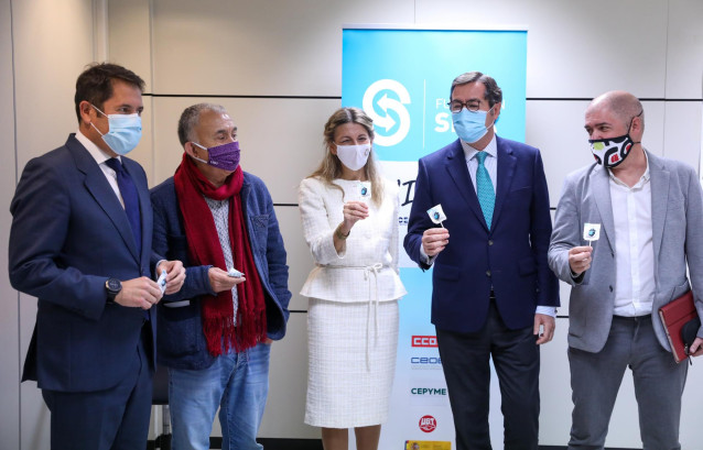 (I-D) El presidente de CEOE, Antonio Garamendi; el líder de UGT, Pepe Álvarez; la ministra de Trabajo, Yolanda Díaz; el presidente de Cepyme, Gerardo Cuevas; y el líder de CCOO, Unai Sordo, muestran una piruleta a la cámara durante el acto de firma del VI