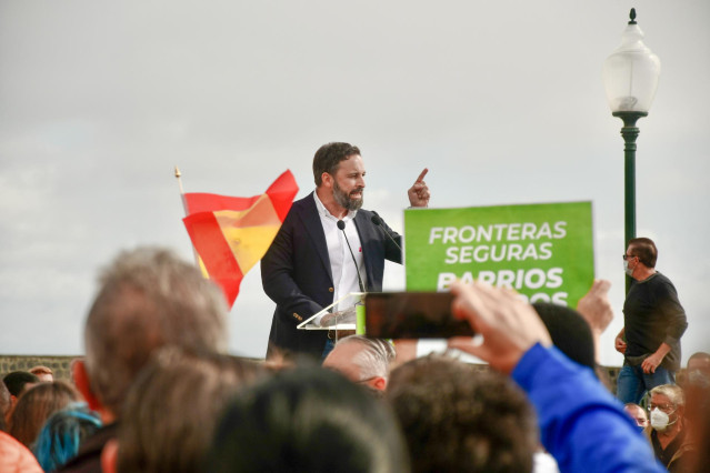 El presidente de Vox, Santiago Abascal, interviene durante una concentración en Arrecife, Lanzarote (España), a 5 de diciembre de 2020. Esta concentración se ha desarrollado bajo el título 'Frente a la invasión migratoria en Canarias' durante la tercera j