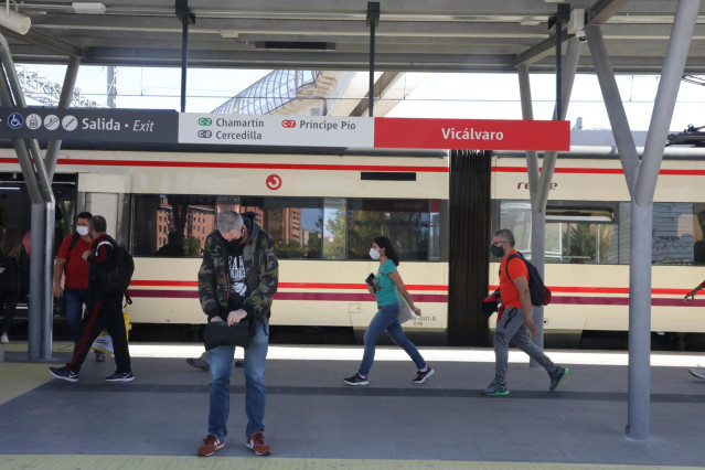 Pasajeros en el andén de la estación de Cercanías de Vicálvaro