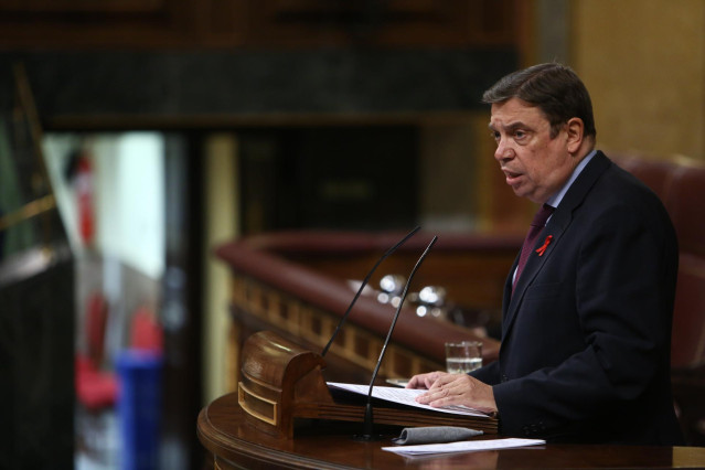 El ministro de Agricultura, Pesca y Alimentación, Luis Planas, interviene durante una sesión plenaria en el Congreso de los Diputados