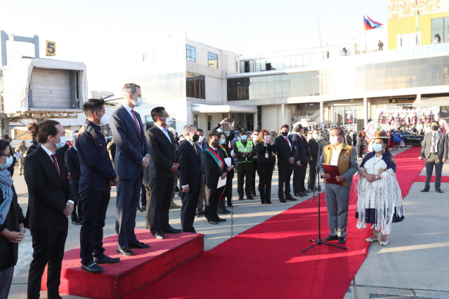 El Rey Felipe VI, en el aeropuerto internacional El Alto, durante su visita para asistir a la toma de posesión del nuevo presidente Boliviano, Luis Arce, en La Paz (Bolivia), a 8 de noviembre de 2020. Durante su visita, el Rey ha estado acompañado por la