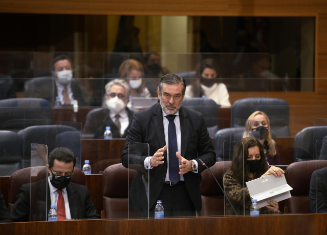 El consejero madrileño de Justicia, Interior y Víctimas, Enrique López, interviene durante una sesión plenaria en la Asamblea de Madrid (España), a 10 de diciembre de 2020.