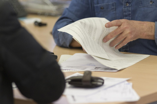 Imagen recurso de un trabajador en una oficina de atención al público