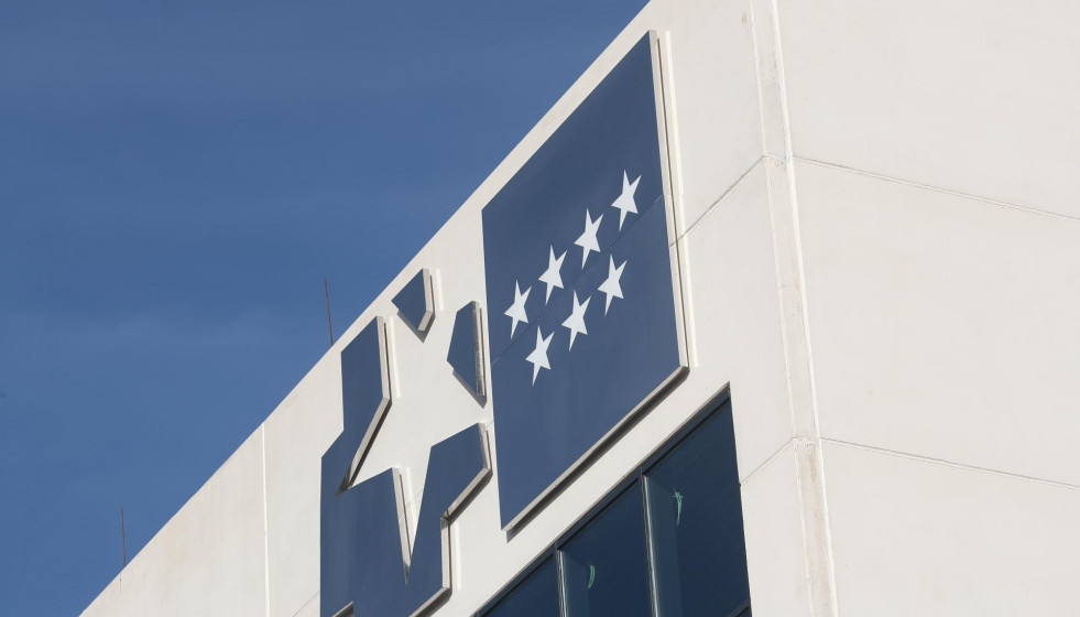 Estrellas de la Comunidad de Madrid en el exterior del Hospital de Emergencias de la Comunidad de Madrid, el Hospital Isabel Zendal, en la zona de Valdebebas, Madrid (España), a 11 de noviembre de 20