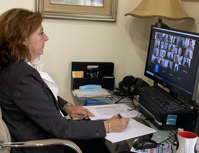 Una mujer teletrabajando