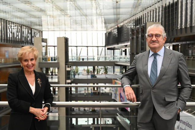El consejero delegado de Endesa, José Bogas, y la presidenta de Afammer, Carmen Quintanilla, tras suscribir acuerdo de colaboración