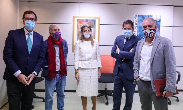 (I-D) El presidente de CEOE, Antonio Garamendi; el líder de UGT, Pepe Álvarez; la ministra de Trabajo, Yolanda Díaz; el presidente de Cepyme, Gerardo Cuevas; y el líder de CCOO, Unai Sordo, posan durante el acto de firma del VI Acuerdo de Solución Autónom