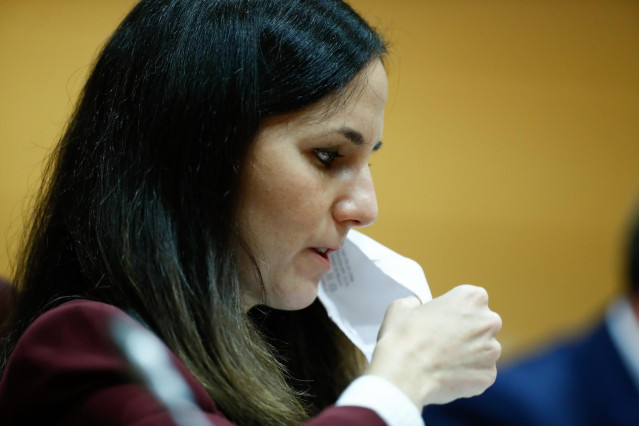 La secretaria de Estado de Agenda 2030 y dirigente de Podemos, Ione Belarra, se quita la mascarilla durante su comparecencia en la Comisión de Presupuestos del Senado, en Madrid (España), a 11 de diciembre de 2020.