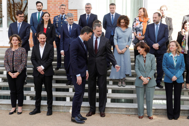 El Rey Felipe VI, en una foto de familia con el Gobierno de PSOE y Podemos
