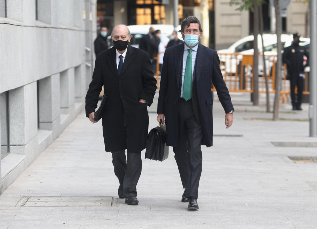 El exministro del Interior Jorge Fernández Díaz (i) llega a la Audiencia Nacional para realizar un careo relacionado con la pieza 'Kitchen', en Madrid  (España), a 13 de noviembre de 2020. El juez que instruye la pieza 'Kitchen' acordó que se realizase ho