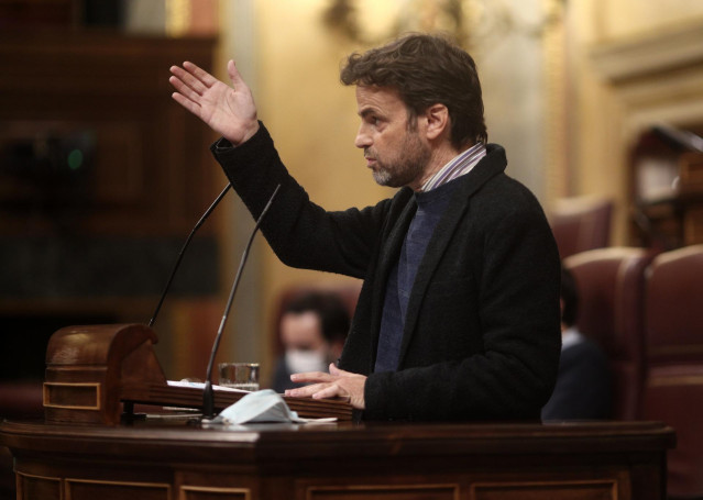 El presidente del grupo parlamentario de Unidas Podemos y líder de En Comú Podem -ECP-, Jaume Asens, interviene durante una sesión plenaria en la Cámara Baja, en Madrid (España), a 1 de diciembre de 2020.