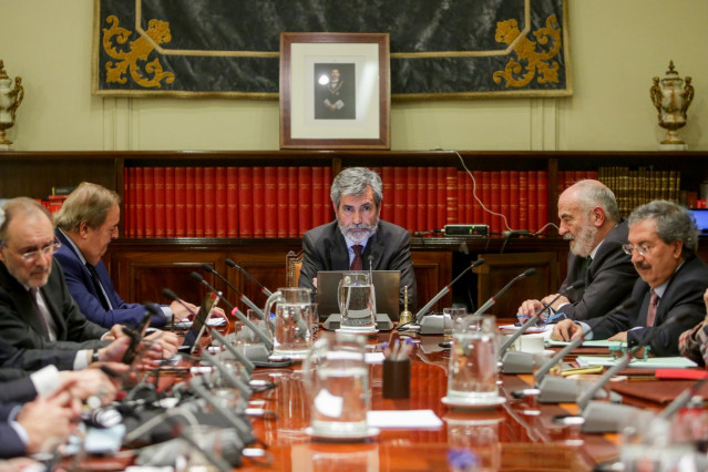 El presidente del Consejo General del Poder Judicial y del Tribunal Supremo (CGPJ), Carlos Lesmes, preside el pleno del CGPJ.