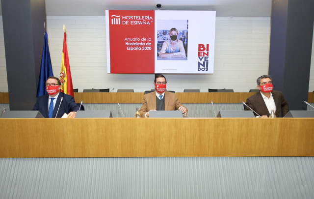 El presidente de la CEOE, Antonio Garamendi, el presidente de Hostelería de España, José Luis Yzuel, y el secretario general de Hostelería de España, Emilio Gallego