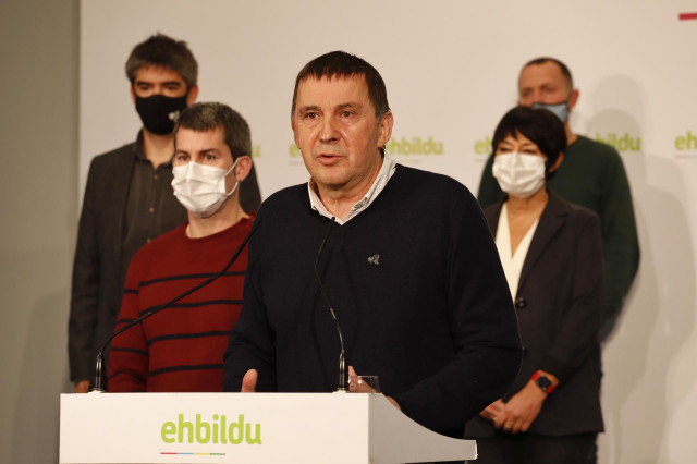 El coordinador general de EH Bildu, Arnaldo Otegi, junto a procesados del caso Bateragune y miembros de la coalición soberanista